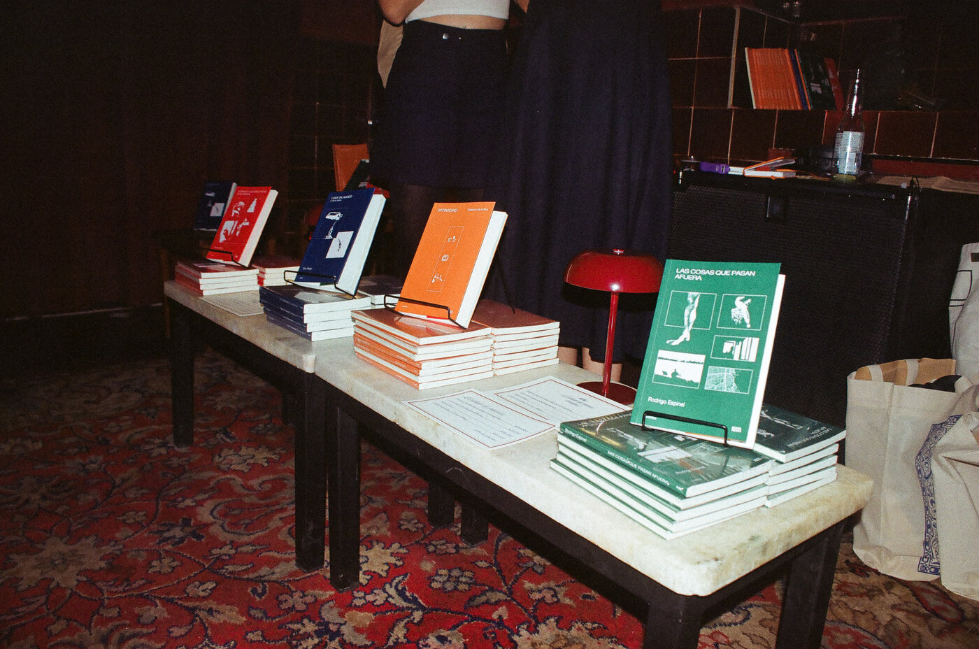 Fiesta Editorial — mesa de libros en lanzamiento