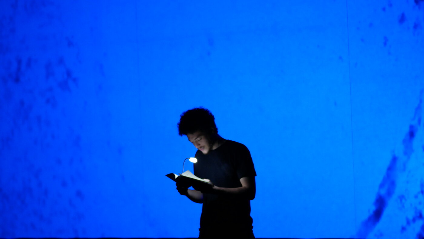 Videografía de La pampa — lectura en vivo, proyección azul